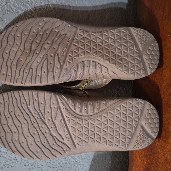 Kuailu Flip Flops - Picture 5 of 9